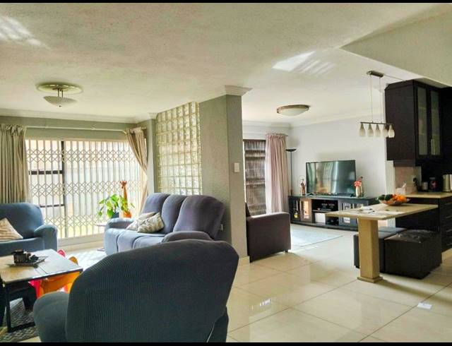 2 BEDROOM TOWNHOUSE FOR SALE IN BASSONIA